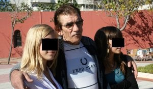 El recluso Miguel Montes Neiro, con dos familiares durante un permiso. :: FOTO CEDIDA POR LA FAMILIA/