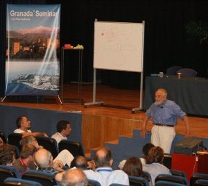 El profesor Lebowitz, una eminencia en Física, dando una charla, ayer en La Herradura. ::
J. M. DE HARO/