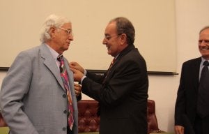 El delegado de Educación, Francisco Maldonado, impone la 'Insignia de Oro' de la Escuela de Arte al fotógrafo Carlos Pérez Siquier. :: M. MANZANO/
