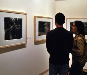 Una pareja observa la obra de Barrantes. ::
PABLO JIMÉNEZ/