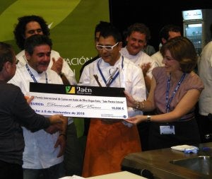 Andreu Ruiz recibe el premio de mano de la diputada María Angustias Velasco. :: IDEAL/