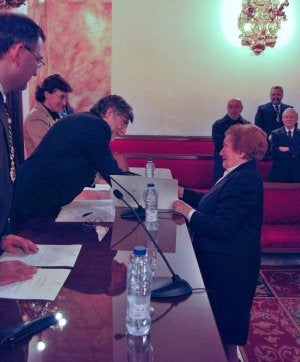 Carmen Jiménez recibe del presidente de la Academia su Medalla de Honor. :: PABLO JIMÉNEZ/