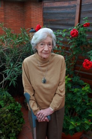 Ana María Matute en la terraza de su casa. :: JOSÉ LUIS NOCITO/