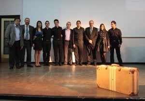 Los alumnos actores reciben el apoyo de profesores, alcalde y delegado de Educación. :: M. MANZANO/