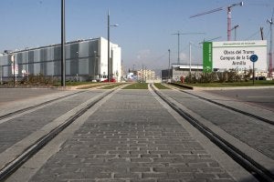 Vías revestidas con los neumáticos reutilizados y la resina polimérica en el tramo que va del Campus de la Salud hasta Armilla . :: G. MOLERO/