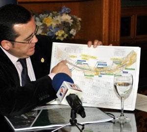 El alcalde de Loja, Miguel Castellano, enseña el documento remitido por Fomento. :: JORGE MARTÍNEZ/