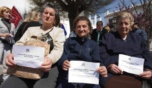 Vecinas del Albaicín mostraron ayer carteles de repulsa al traslado de este centro de servicios sociales. :: ALFREDO AGUILAR/