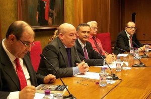 Eusebio Rodríguez Padilla, segundo por la izquierda, en la presentación oficial de su libro. :: IDEAL/