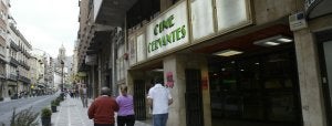 Fachada del Cine Cervantes, en la muy jaenera calle Bernabé Soriano (La Carrera), con la catedral al fondo. :: IDEAL/
