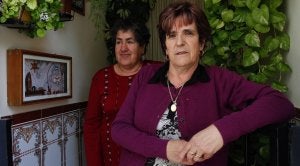 María Palma, en primer plano, con su prima Josefa Cabra, en su casa de Albuñuelas. :: ALFREDO AGUILAR/