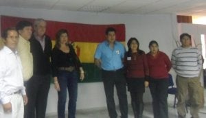 El alcalde y la edil junto a miembros del consulado :: IDEAL./