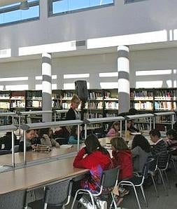 Usuarios de la Biblioteca de La Mojonera en la sala de Lectura. :: F. G./