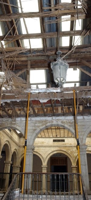 La cubierta del Palacio Consistorial fue derribada hace años ante el peligro de derrumbe. :: ENRIQUE/