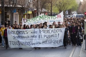 Los manifestantes, por las calles de Granada. :: ALFREDO AGUILAR/
