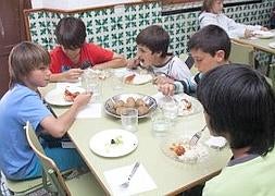 Un grupo de alumnos del Colegio Gómez Moreno, en el comedor escolar. :: JUAN DIEGO/