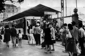 Viajeros en la estación de Granada, a punto de montar en el tranvía de Sierra Nevada. :: TORRES MOLINA/