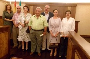 Los homenajeados con el alcalde y la concejala. ::
J. C. G./