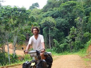 Salva Rodríguez pedalea en mitad de una jungla en América . :: IDEAL/