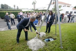 El presidente de la Mancomunidad y la alcaldesa de Motril colocan la primera piedra de las obras. :: J. M./