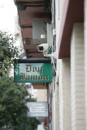 Cámara de videovigilancia en el antiguo cuartel de policía. :: IDEAL/