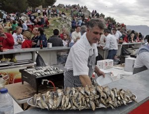 Oferta gastronómica. Las sardinas coparon el menú ofrecido por los bares instalados en la ladera del castillo: FRANCIS J. CANO/