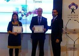 Rosa María Cano y Juan Herrera con las credenciales para sus municipios. :: IDEAL/