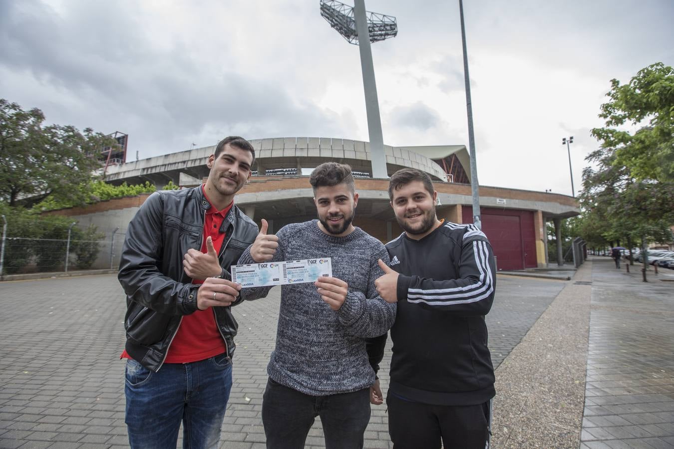 Con las entradas en la mano para el Granada - Barça