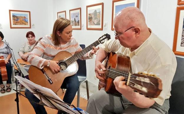 Los alumnos del taller de guitarra finalizan el curso con un concierto