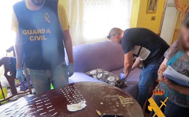 Intervienen casi cien dosis de cocaína y heroína en Adra
