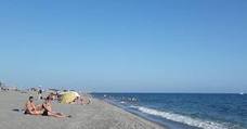 Policía a pie de playa en Adra