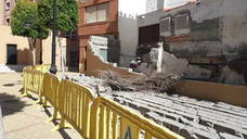 El viento derriba un muro de la plaza Padre Alfonso Arcas