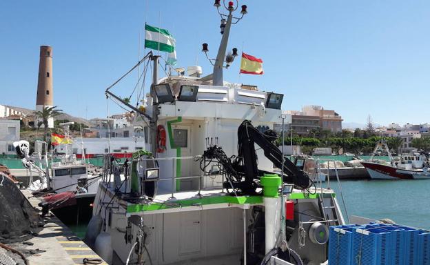 Vertidos ilegales de pescado y basura enturbian las aguas del Puerto de Adra