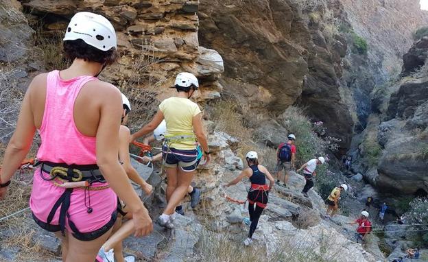 Adra estrena vía ferrata en las Estrechuras de Guainos