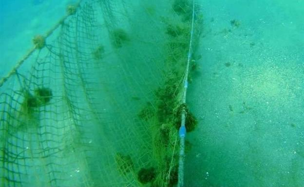 Intervenidas una red de trasmallo de 100 metros y 30 nasas de pesca en la desembocadura del río Adra