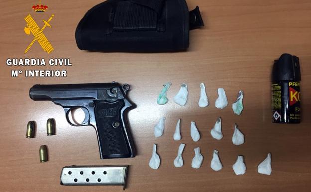 Detenido con un arma corta y 16 dosis de cocaína en la feria de Berja