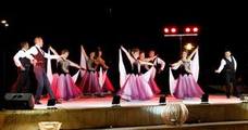 Adra Baila da una lección de baile en el Pago del Lugar