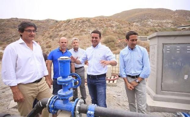 Los 300 vecinos de La Alquería de Adra contarán con agua potable tras la conexión con La Parrona