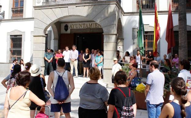 Adra guarda silencio por las víctimas de Barcelona