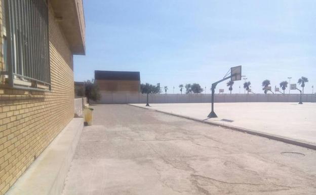 Recogen firmas para exigir zonas de sombra en el colegio público Mare Nostrum de Adra