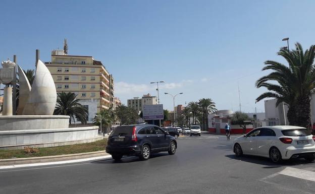 Un semáforo paliará los atascos que registra la Fuente del Mar de Adra en hora punta
