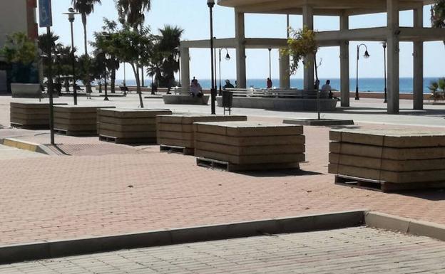 Plataforma critica al PP por no haber instalado las pasarelas de hormigón en las playas
