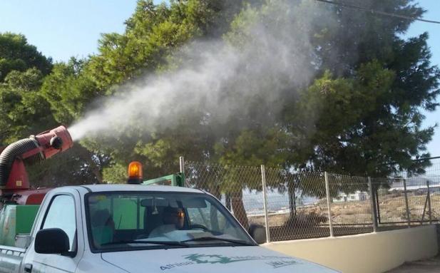 Adra fumiga los colegios para combatir la procesionaria