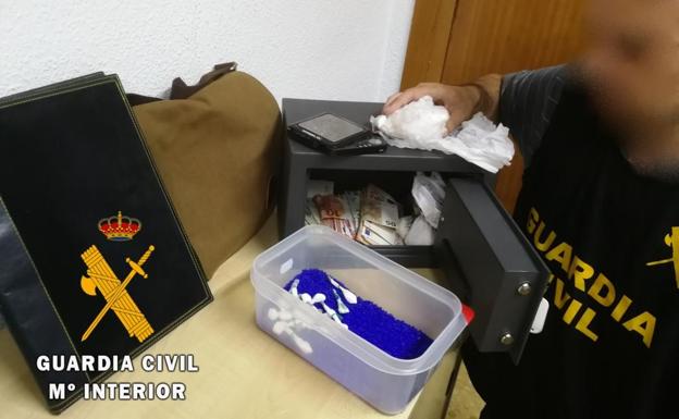 Desmantelan un punto de venta de droga en un establecimiento hostelero de Adra
