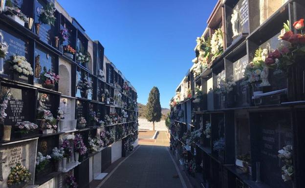 Adra y Berja adecentan sus cementerios por el Día de Todos los Santos
