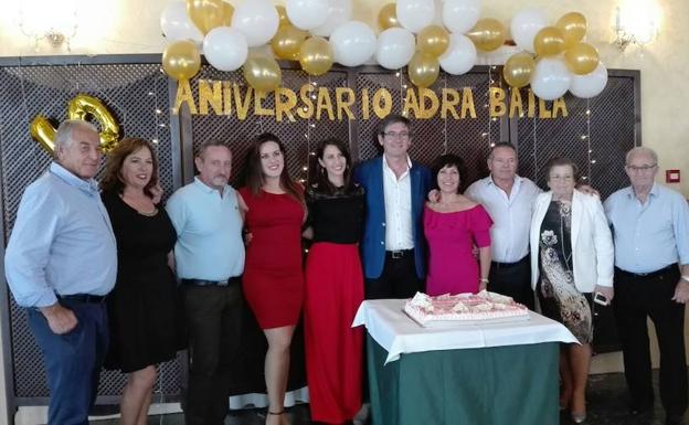 Adra Baila soplas las velas para celebrar su décimo aniversario