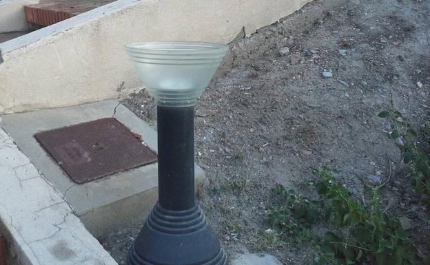 El vandalismo se ceba con el entorno de la Torre de los Perdigones