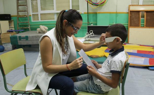 Los alumnos del colegio Pedro Mena de Adra revisan su vista de forma gratuita
