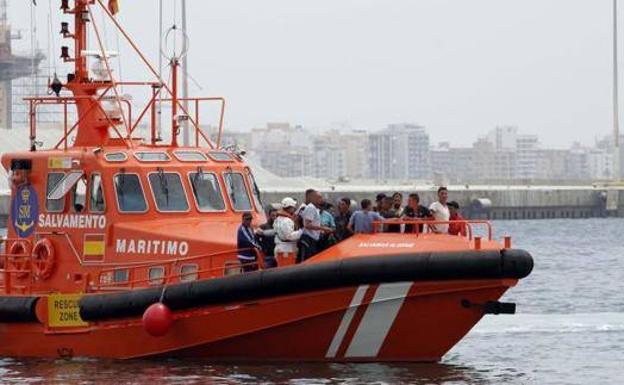 Rescatan a 20 personas, dos de ellas mujeres, de una patera en Adra