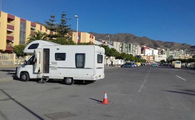 Adra habilitará espacios públicos para caravanas y regulará su uso mediante ordenanza