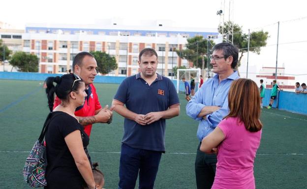 El estadio de fútbol Miramar de Adra despide al año con césped artificial nuevo
